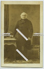 1857年英国对华全权专使詹姆斯·布鲁斯（额尔金）CDV蛋白名片照老照片一张。第二次鸦片战争中，他指挥英法联军炮击大沽口，胁迫清政府签订了《天津条约》，并且下令在1860年10月18日、19日连续两天火烧北京圆明园，清廷被迫与英法列强签订了《北京条约》。本张由名片照的鼻祖，巴黎的迪德里(Disderi)照相馆拍摄。