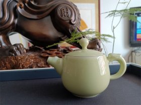 龙头把竹节嘴龙泉青瓷茶壶（尺寸: 肚径9.0cm×高9.6cm，容量230ml,均为手工测量，难免存在一定误差）