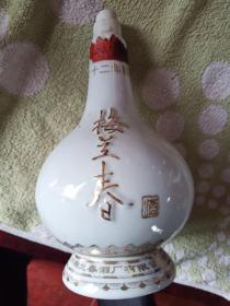 梅兰春（白瓷瓶）酒瓶