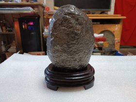 天然奇石原石 新疆陨石摆件 带木质底座 855克（天然原石 、文玩）（包邮）