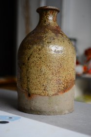 陶瓶【口径4底径10高18.5厘米】