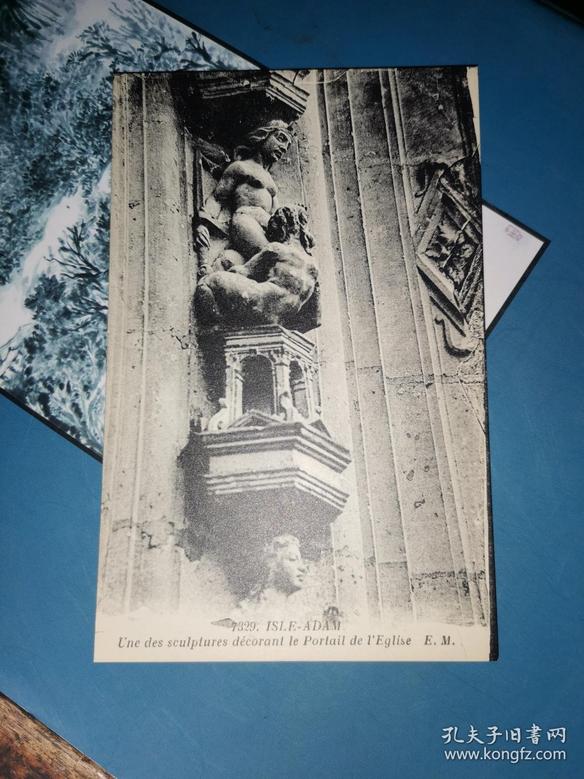 法国明信片               ISLE-ADAM UNE DES SCULPLURES DECORANL LE PORTAIL DE L'EGLISE E.M.
亚当岛 教堂大门的雕塑
