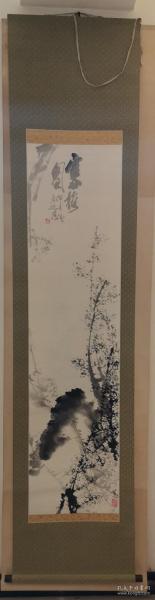 日本原装原裱 何宗逊1985年 ，第十八届现代水墨画精选画展优秀奖作品 《寒梅图》 。 画芯34×136厘米