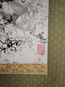 日本原装原裱 何宗逊1985年 ,第十八届现代水墨画精选画展优秀奖作品 《寒梅图》 。 画芯34×136厘米