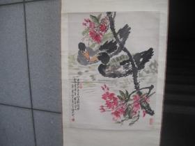 发顺丰，曹简楼花鸟中堂一幅，装裱，60宽，200高，二块红的花与二鸟布局好，1978年画，杭州文物商店1979年零售，有章，【曹简楼】（1913-2005），江苏南通人，原名镇，号剑秋，斋名读有用书斋、用恒室。王个簃弟子，擅长中国画、书法、篆刻。曾任上海中国画院画师，西泠印社社员，中国美术家协会会员，上海文史馆馆员，吴昌硕研究会副会长。