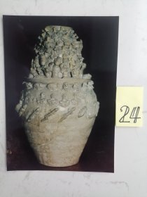 彩色照片：24.出土文物照片：江苏金坛--魂瓶（21.5*30cm）