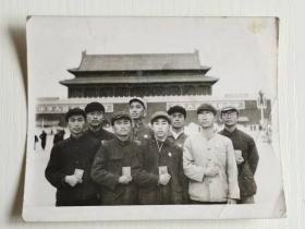 六十年代天津耀华中学学生在天安门前合影