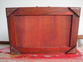 日本购回《老红木梳妆台》保存完整，老红木制作，表面带有影子贴皮。完全可以正常使用。长30cm，宽20cm，高18.5cm。