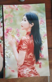 红色旗袍长发美女侧身彩色照片小十寸照一张