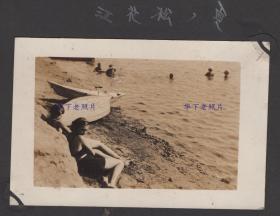 1930年代，黑龙江哈尔滨，夏天的松花江河畔美女在玩水。