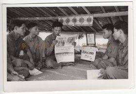1970年，越南战争中的士兵在看胡志明报纸。新华社照片