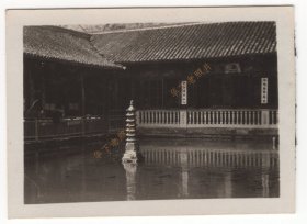 民国时期，浙江杭州，玉泉（又名清涟寺、玉泉寺），由董其昌题书的"鱼乐园"匾额，悬于池畔的亭廊之上。