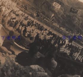 1941年7月7号，北京门头沟区(当时属河北宛平县)的斋堂镇，斋堂地区兴亚四周年七七庆祝大会。此活动是日本侵略者组织的，以纪念七七卢沟桥事变。周围布置了日本、德国等多个法西斯国旗。03
