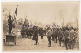 民国时期，日军、伪军在开阔地上举行仪式。