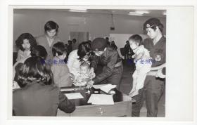 1981年，香港，边境处的难民的登记。