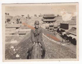 （哪里？）民国时期，1个日本人坐在屋顶上的远景。