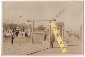 民国时期，河北张家口，日本神社的全景。左边还有烈士忠魂碑。