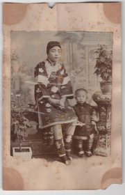 清朝1905年，母子合影照片，注意女人的三寸金莲小脚。蛋白照片一张，贴在纸上，以下标注尺寸为照片本身。