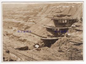 民国时期，辽宁抚顺，大型的露天煤矿开采。