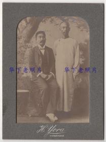 清末，香港惠良照相馆（惠良影相 H. Yera），银盐橱柜照片一张：2个男子的合影，底板尺寸：17.5 x 13cm。