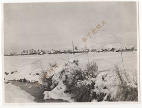 1945年，陕西汉中，城墙外边的雪景。