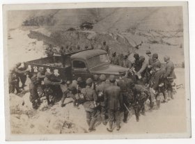 民国时期，河北张家口涿鹿县，一辆卡车陷入了泥土里，一群日军在用手推。车身上有字：涿鹿县公署。