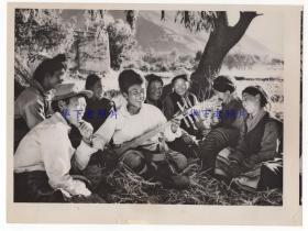 1964年，西藏，农民在农活的间隙在地里演奏音乐。