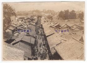 民国时期，云南昆明，云南省城的街景俯视。