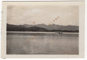 民国时期，浙江杭州，西湖中的小船。