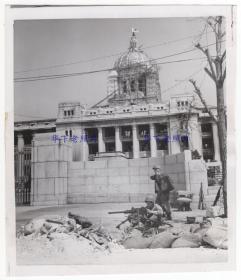 1951年，朝鲜战争时期，美军在韩国首尔的建筑前架起机关枪。