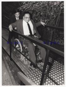 1984年，中国残疾人联合会名誉主席邓朴方(四川广安人).