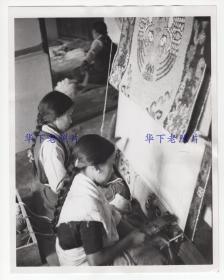 1967年，锡金，2个女孩在编织毯子。