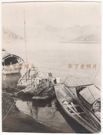 1944~1945年间，陕西汉中，河面上的小船。