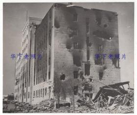 1937年，上海，淞沪会战中闸北区一栋千疮百孔的行政楼。