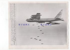 1965年，越南战争时期，美军的B-25轰炸机正投下炸弹。美联社传真照片，清晰度一般。