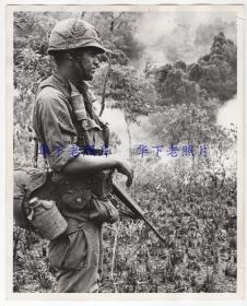 1966年，越南战争时期，一个全副武装的美国士兵在丛林中搜寻越南人。