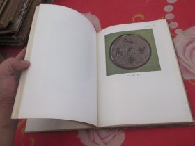 1981年《云梦睡虎地秦墓》绸子面精装本全1册，16开本，文物出版社一版一印 馆藏品好 实物拍照