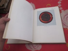 1981年《云梦睡虎地秦墓》绸子面精装本全1册，16开本，文物出版社一版一印 馆藏品好 实物拍照