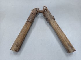 W 清代  兵器 《双截棍》  一个！！！  抗战时期在用兵器  可用于抗日战争博物馆  古代兵器馆等  铁制木柄 ！