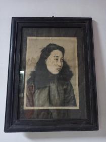 W 民国  珍贵抗战影像  《沈安娜大幅肖像》  一副  带老画框   尺寸：38cm*28cm 沈安娜（1915-2010，江苏泰兴人，特工 1939年  加入中国共产党， 1938年在周恩来的指派下，打入国民党部蒋介石身边速记员，按住蒋介石脉搏的人）