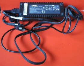 【原装戴尔DELL笔记本电脑PA-13型电源适配器：型号PA-1131-02D2】输入：100-240v ，输出：19.5V 6.7A ，功率：130W 规格： 165长*66宽*38高mm， 输出接口:圆口带针7.4*5.0MM ，AC插头：梅花三插 ，产品属性：原装 重量：0.72KG 。功能完好，正常使用。