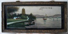 【钱塘江六和塔：中华民国二十五年(1936)秋月浙江老字号“天兴和”名家手绘玻璃画】，镶实木雕花镜框，带背板，榫卯固定。尺寸（长*宽*厚）：88.0厘米*41.5厘米*2.1厘米（含木镜框），重量2425克。绘中华民国二十五年秋浙江杭州名胜古迹钱塘江六和塔，并有题名落款：