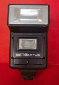 【WOCTRON牌282TWIN型闪光灯】20世纪80年代国营摄影器材厂生产，需装入4节1.5V5号干电池供电。品相好，完好无损，可正常使用。