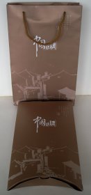 【杭州丝绸：真丝围巾】完全展开尺寸（长×宽）：180厘米×80厘米。成份：100%蚕桑丝/silk；等级：一等品；执行标准:GB18132-2000；安全技术类别：GB18401-2003(B类)，可直接接触皮肤的产品。丝绸品牌：蚕桑之园。原厂统一零售价：580元。