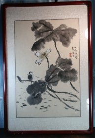 【著名美术教育家、国画家霍春阳2005年初夏手绘花鸟画】，字款“乙酉初夏 春阳作”，印款“霍岩”。米黄色宣纸竖幅，画幅净尺寸（长×宽）：70.0厘米×46.5厘米，绫缎面背衬，玻璃罩面实木镶框及背板传统工艺精装裱，装裱尺寸（长×宽×厚）：95.0厘米×63.8厘米×2.5厘米。