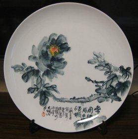 【无用胭脂亦倾城：工艺美术家、陶瓷彩绘大师王佐仁2022年（壬寅年）夏月手绘烧制釉下彩水墨牡丹画盘】圆形盘，釉下水墨彩绘大幅牡丹画。盘口直径40.6厘米，底足径26.5厘米，高3.6厘米，壁厚0.5厘米，重1759克。盘面手绘水墨彩牡丹画面。题款“无用胭脂亦倾城 岁在壬寅年夏月 佐仁 写于陡水河畔大城山庄 王（红色篆印） ”。