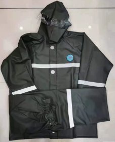 【际华三五一七套装雨雪衣】帆布橡胶复合材质，原厂正品，全新。适合夏季雨天防雨穿着，也适合冬季雪天防雪防风保暖穿着，全套雨衣总重约2公斤；上衣肩部至下摆长70厘米，胸围115厘米；下衣（裤）长105厘米，腰围98厘米。松紧袖口，带际华三五一七厂名铭，反光警示条带设计，上衣带透明视线防雨帽，左右侧双口袋。适合身高165厘米~180厘米、体重60公斤~80公斤者穿用。