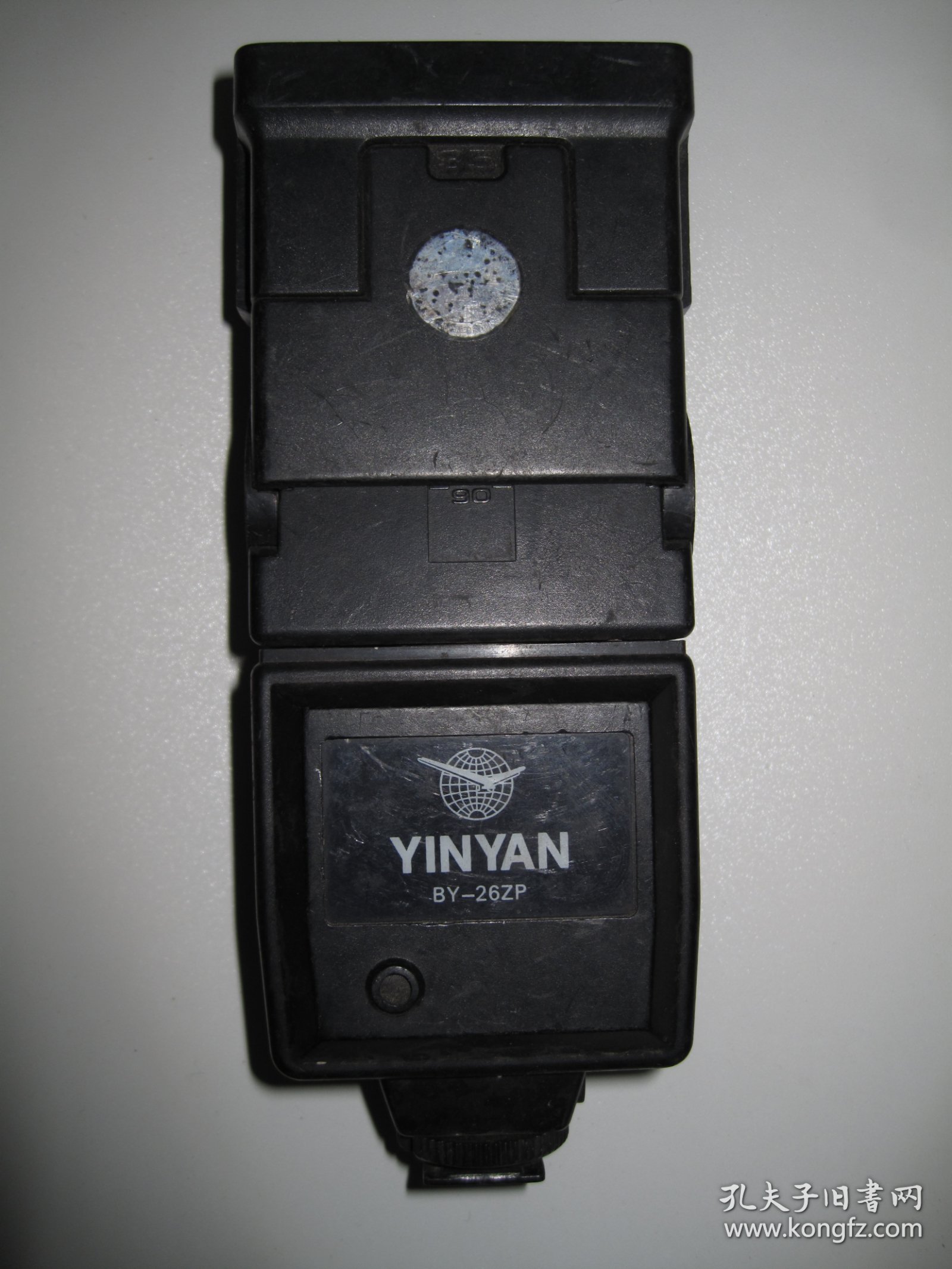 【YINYAN牌BY-26ZP型闪光灯】20世纪80年代国营摄影器材厂生产，需装入4节1.5V5号干电池供电。品相好，完好无损，可正常使用。