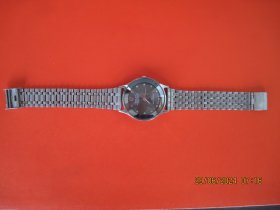 【瑞士原产ROLEX（劳力士）蚝式恒动35mm 石英腕表 】石英表，凸面弧形表面，乌金色表盘。全钢防水，表壳、表芯和表盘全钨钢材质。瑞士机芯，已加装进口高质量电池，走时准确，原装卡扣式钨钢表带。圆形表壳直径35毫米，厚9毫米，表耳宽度17毫米。手表总重量（含表带）47.1克。