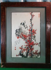 【春近香欲动：著名国画家王成喜1987年春绘梅花图】，题款：春近香欲动 丁卯新春 成喜 绘，钤印：花香蝶自来（红色长方形篆印）、王成喜印 成喜（红色方形篆印）。白色宣纸竖幅，画幅净尺寸：60.0厘米×39.0厘米，背衬尺寸（长×宽）：73.9厘米×5.8厘米，宽边阔底衬，玻璃罩面檀木卯榫镶框、背板卯榫固定传统样式精装裱，装裱尺寸（长×宽×厚）：86.5厘米×66.0厘米×3.0厘米，总重7925克